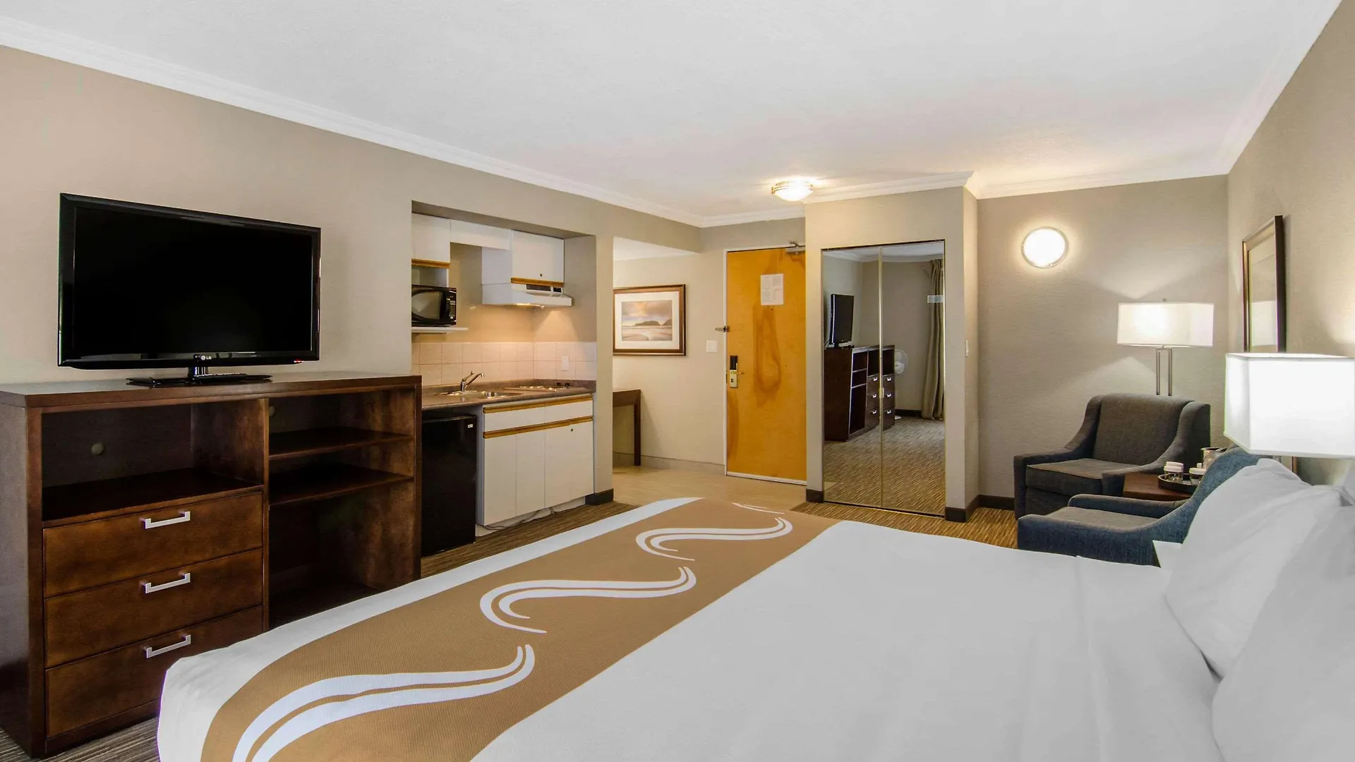 Quality Inn Downtown Inner Harbour Victoria 3*,