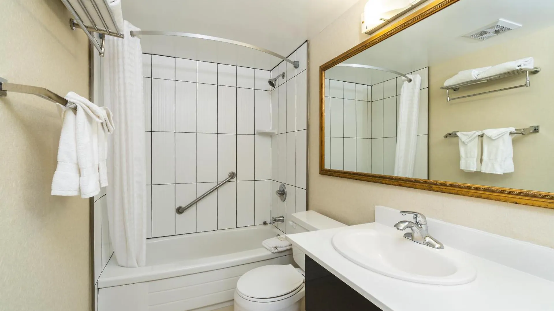 Quality Inn Downtown Inner Harbour Victoria 3*,